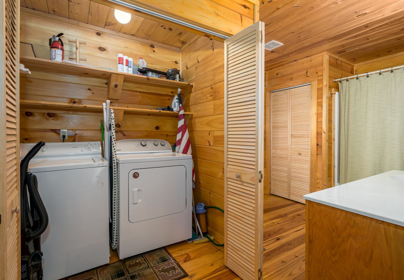 Cabin in Morganton - Elliot's HIdeaway, Pet Friendly