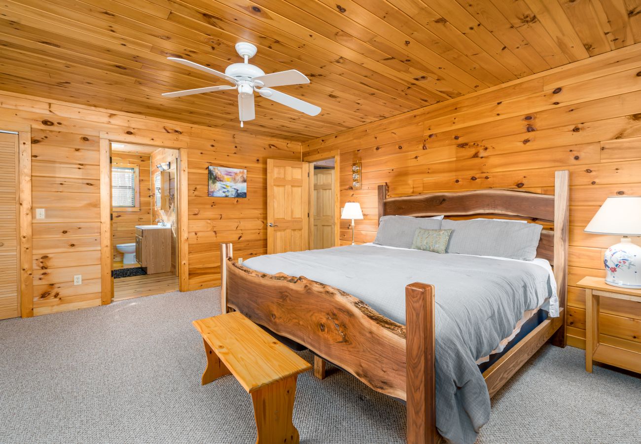 Cabin in Morganton - Elliot's HIdeaway, Pet Friendly