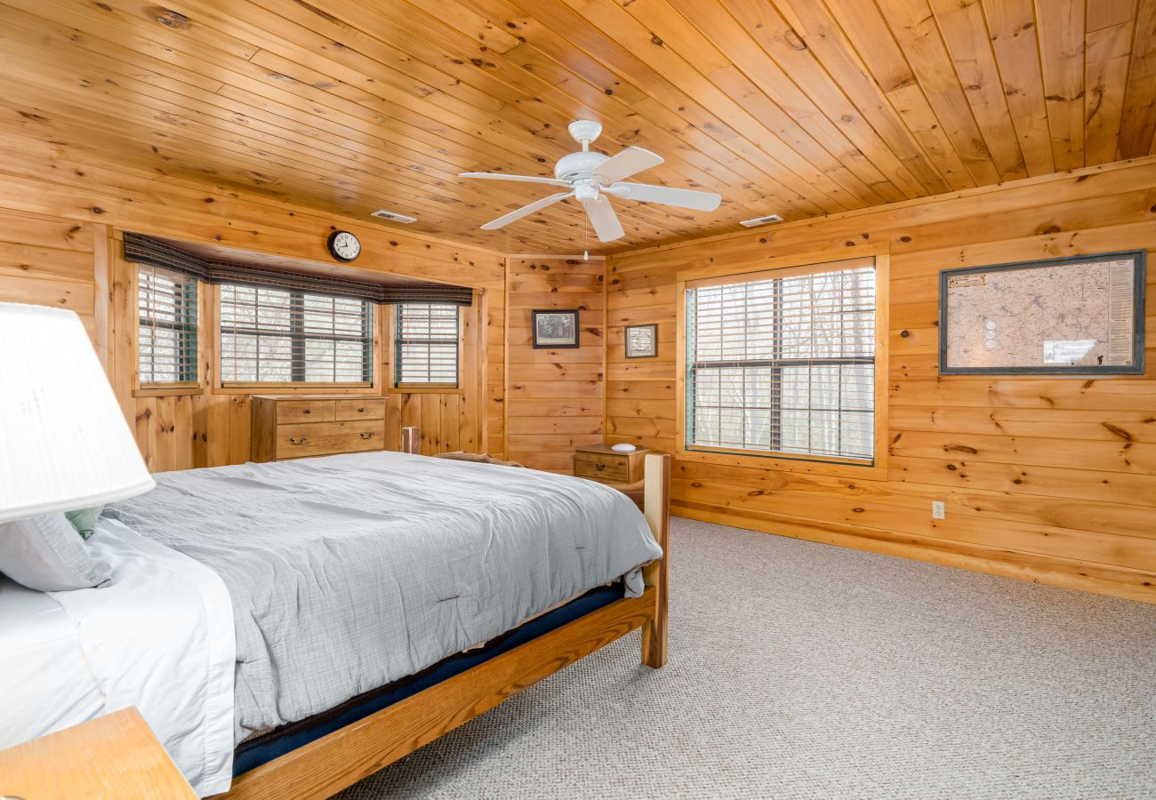 Cabin in Morganton - Elliot's HIdeaway, Pet Friendly