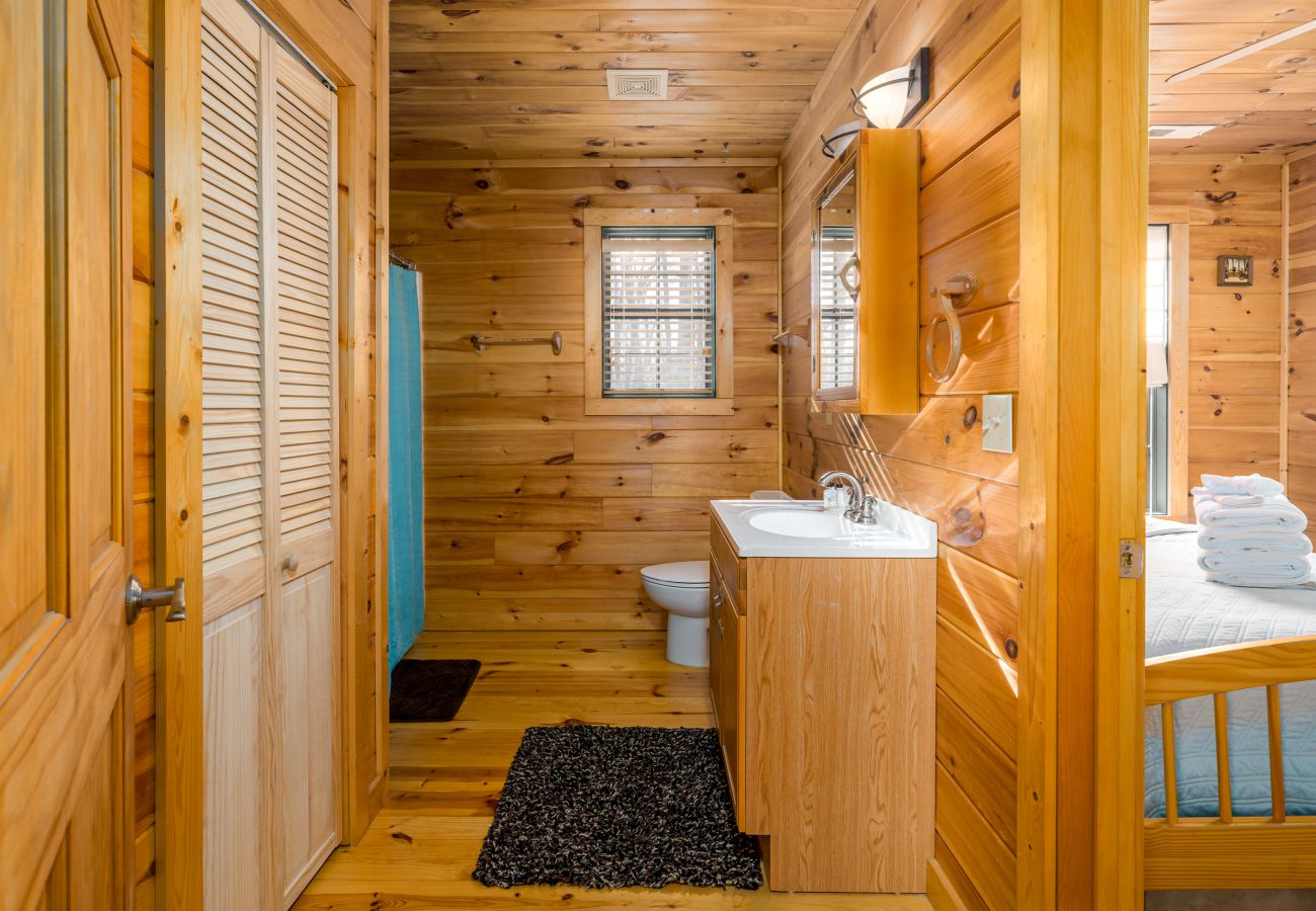 Cabin in Morganton - Elliot's HIdeaway, Pet Friendly