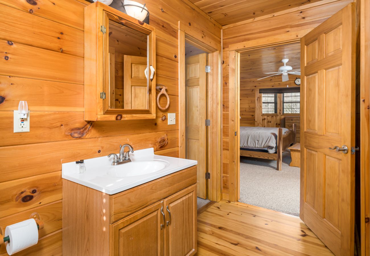 Cabin in Morganton - Elliot's HIdeaway, Pet Friendly