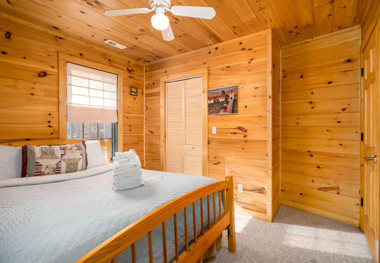 Cabin in Morganton - Elliot's HIdeaway, Pet Friendly