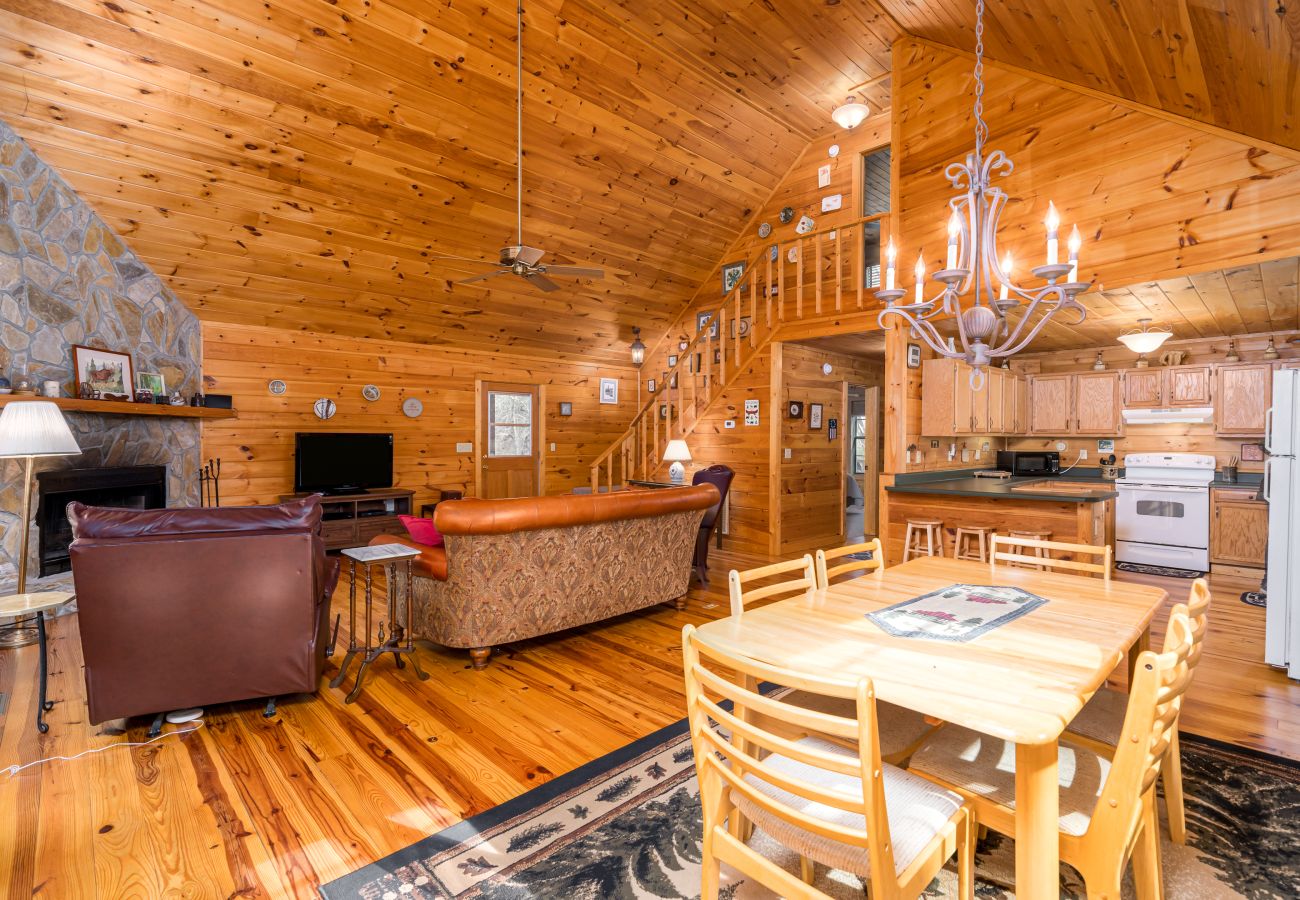 Cabin in Morganton - Elliot's HIdeaway, Pet Friendly