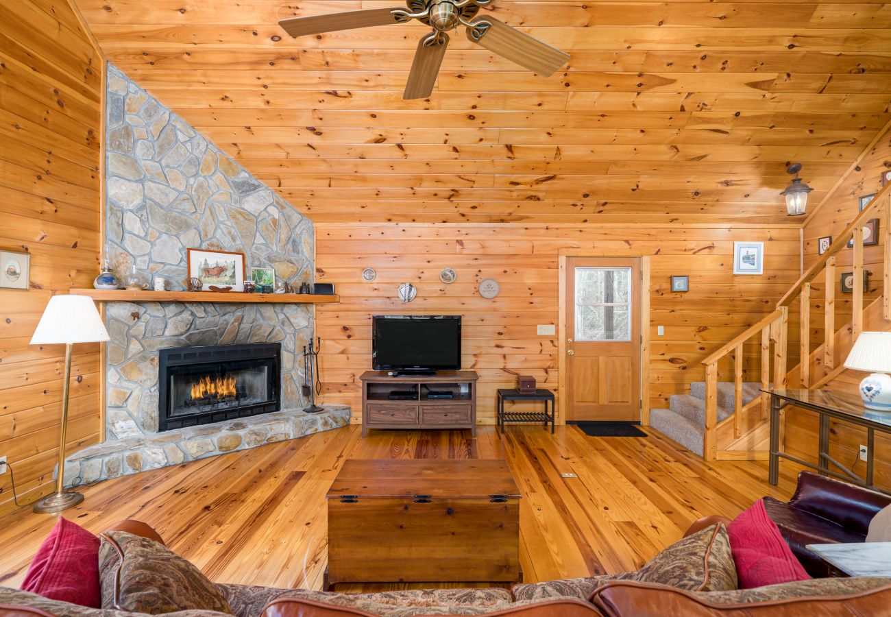 Cabin in Morganton - Elliot's HIdeaway, Pet Friendly