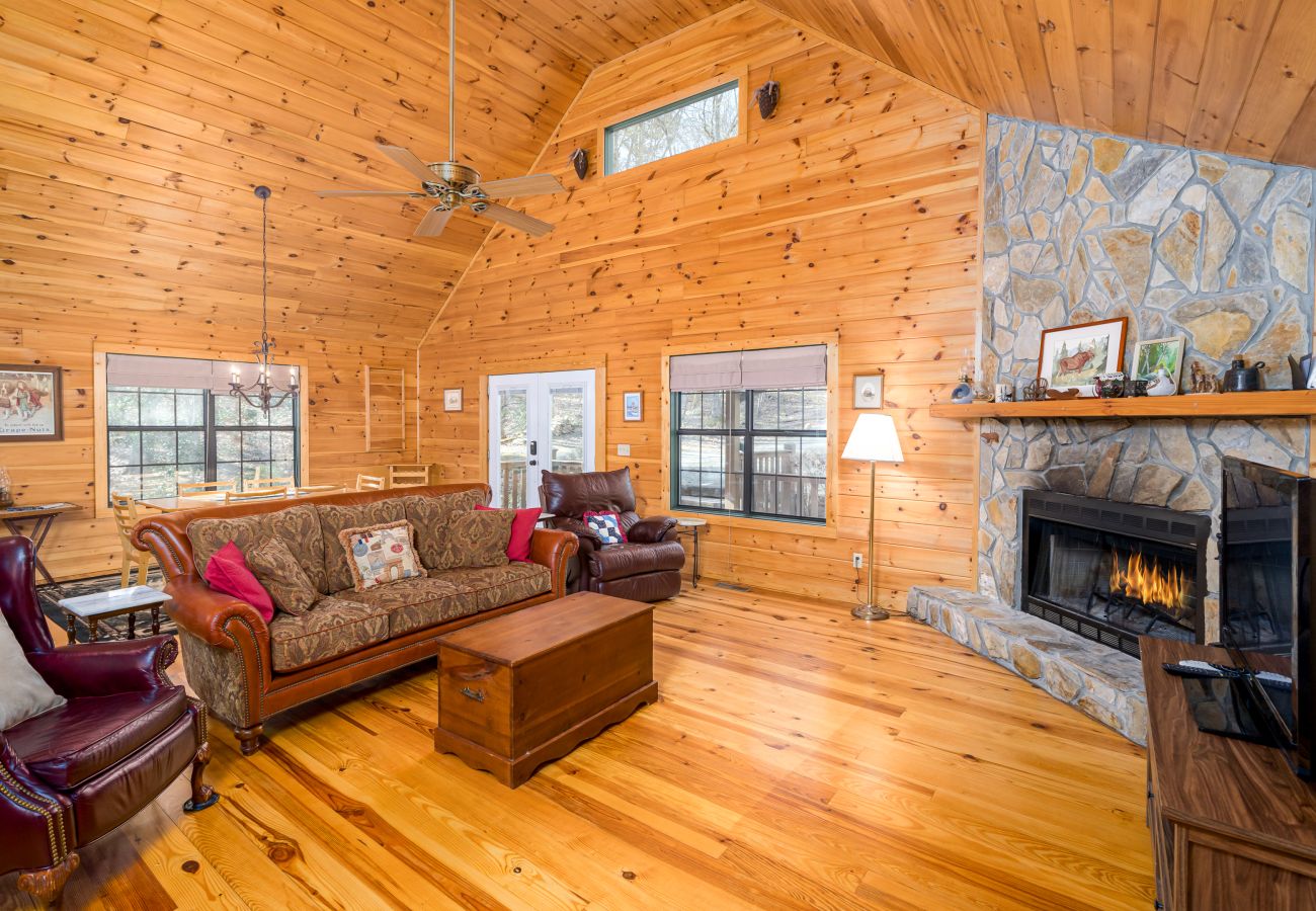 Cabin in Morganton - Elliot's HIdeaway, Pet Friendly