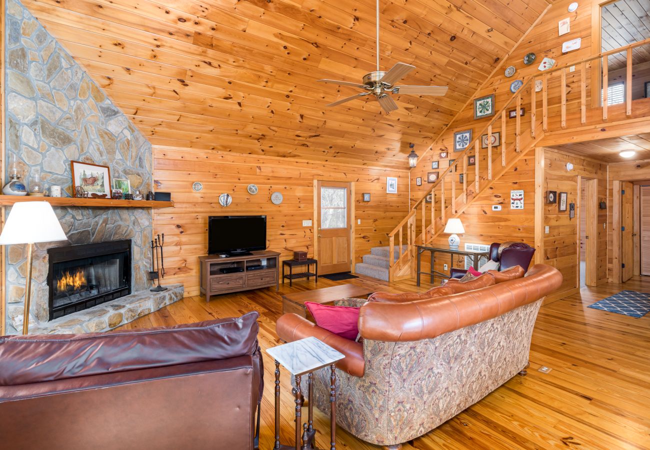 Cabin in Morganton - Elliot's HIdeaway, Pet Friendly