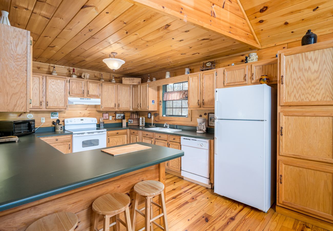 Cabin in Morganton - Elliot's HIdeaway, Pet Friendly