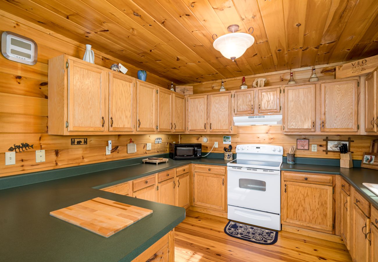 Cabin in Morganton - Elliot's HIdeaway, Pet Friendly