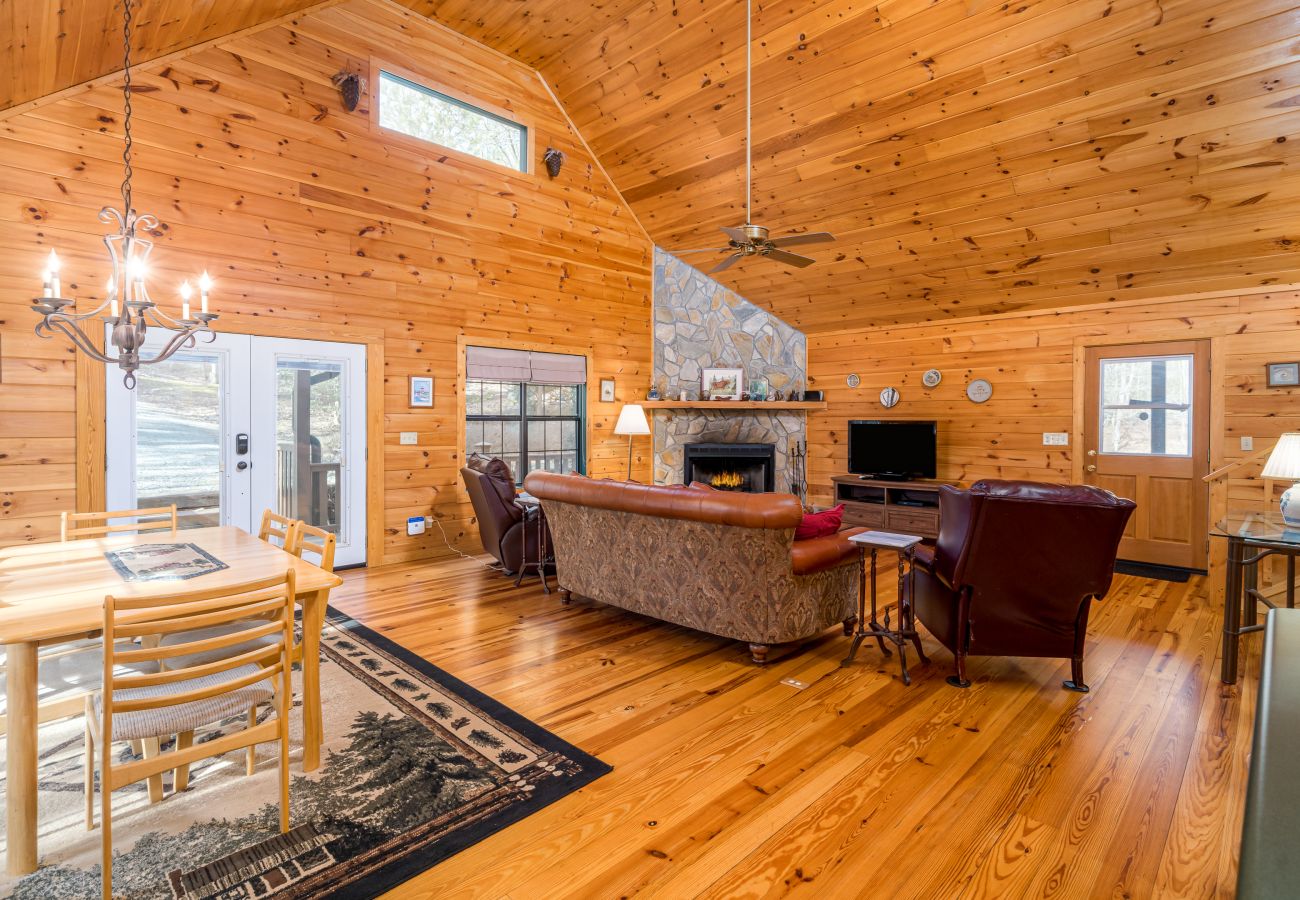 Cabin in Morganton - Elliot's HIdeaway, Pet Friendly