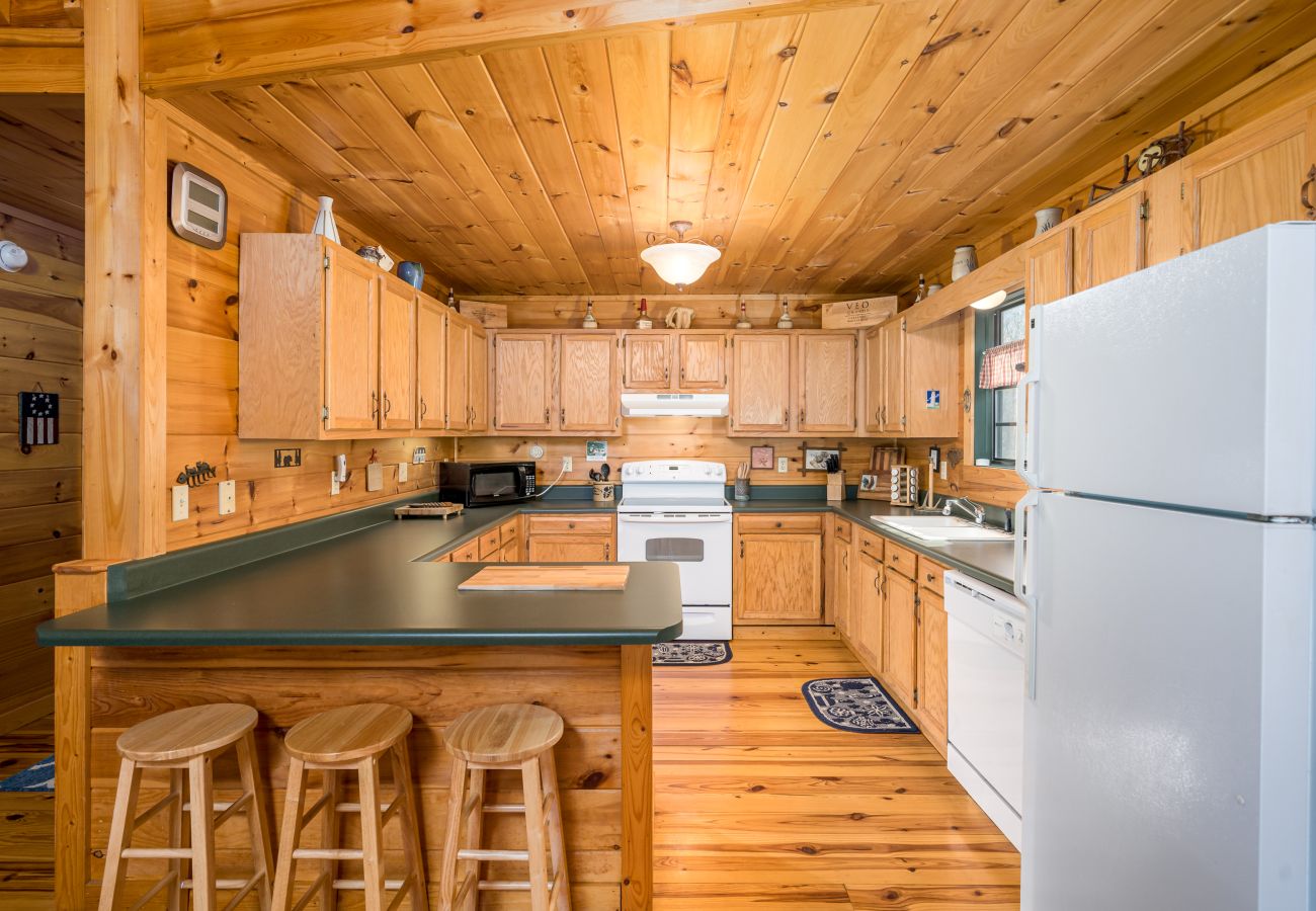 Cabin in Morganton - Elliot's HIdeaway, Pet Friendly