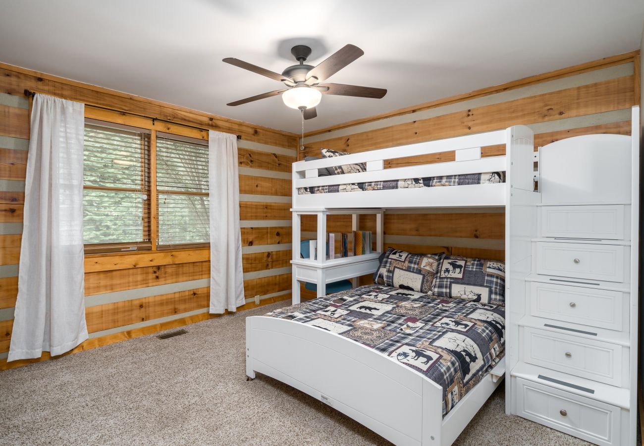 Cabin in Ellijay - Life At The River - Pet Friendly -Hot Tub- Fishing