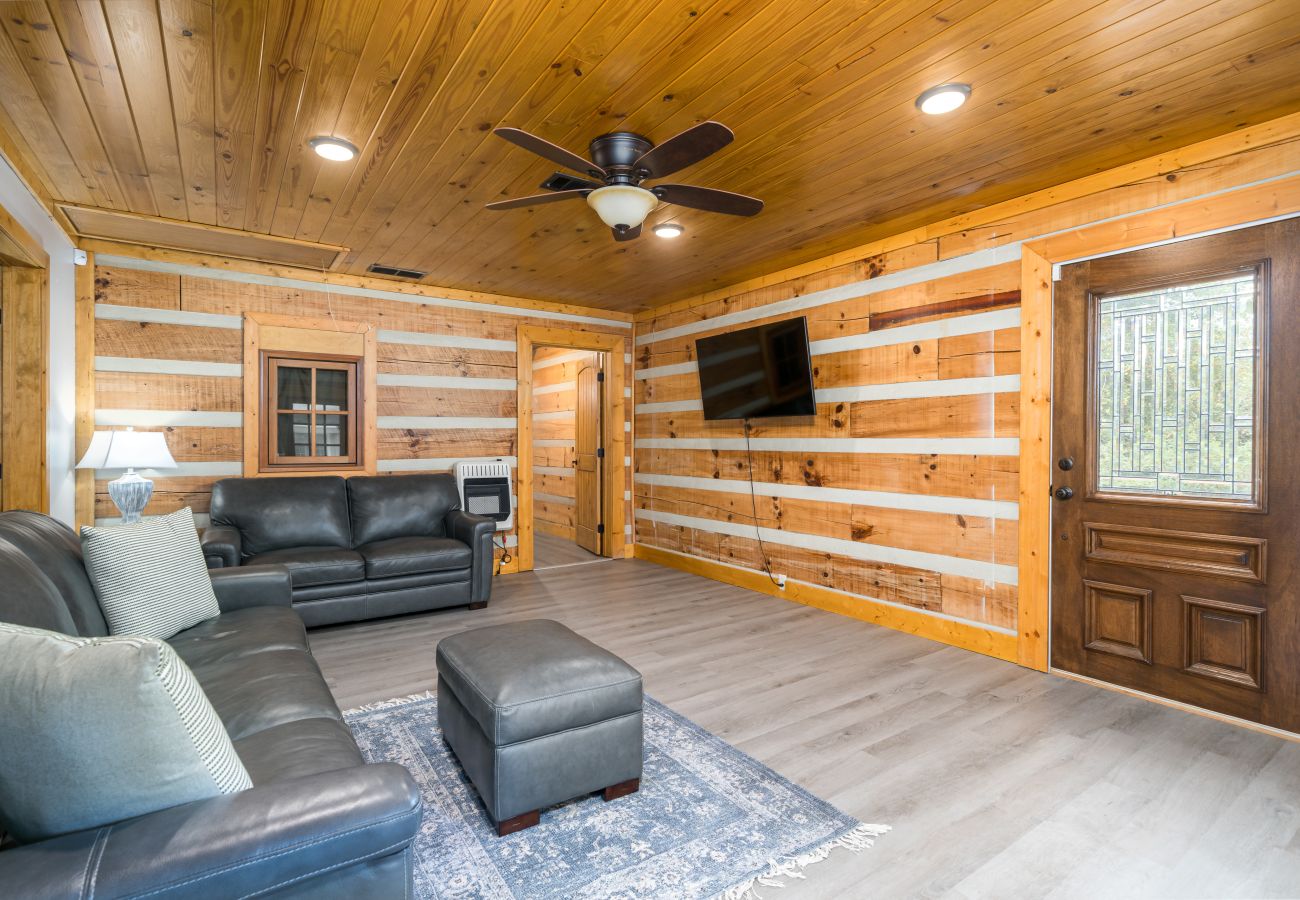 Cabin in Ellijay - Life At The River - Pet Friendly -Hot Tub- Fishing