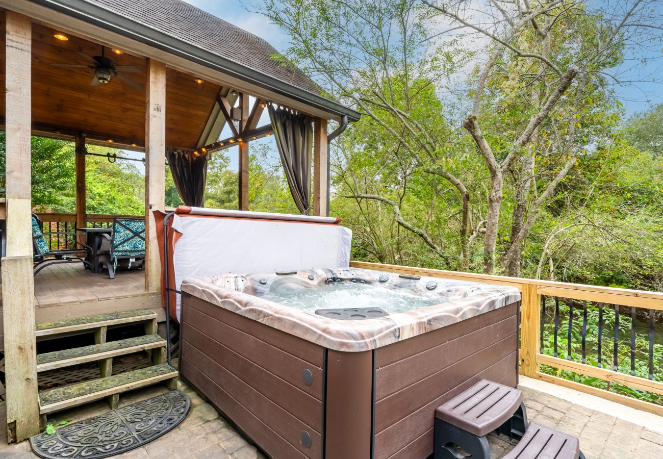 Cabin in Ellijay - Life At The River - Pet Friendly -Hot Tub- Fishing