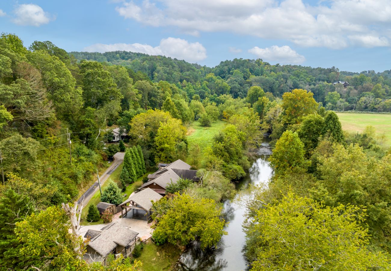 Cabin in Ellijay - Life At The River - Pet Friendly -Hot Tub- Fishing