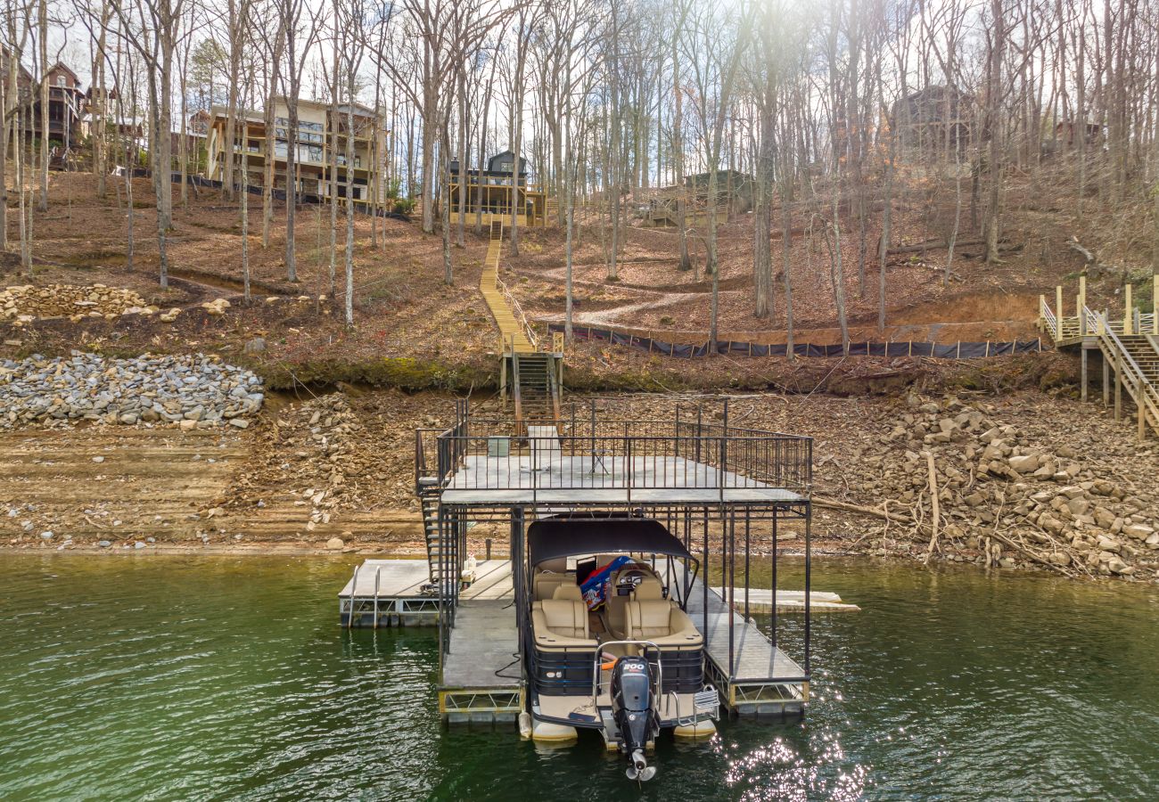 House in Blue Ridge - All Decked Out Lake House