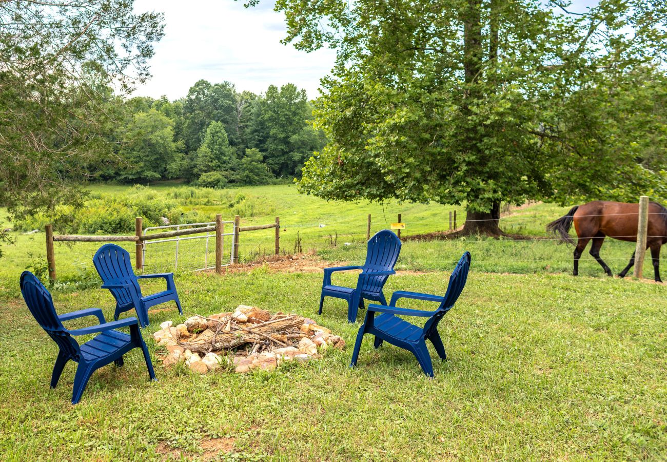 Cabin in Blue Ridge - Equestrian Escape Bungalow