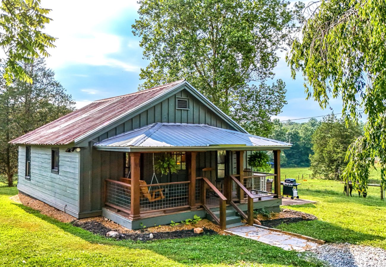 Cabin in Blue Ridge - Equestrian Escape Bungalow