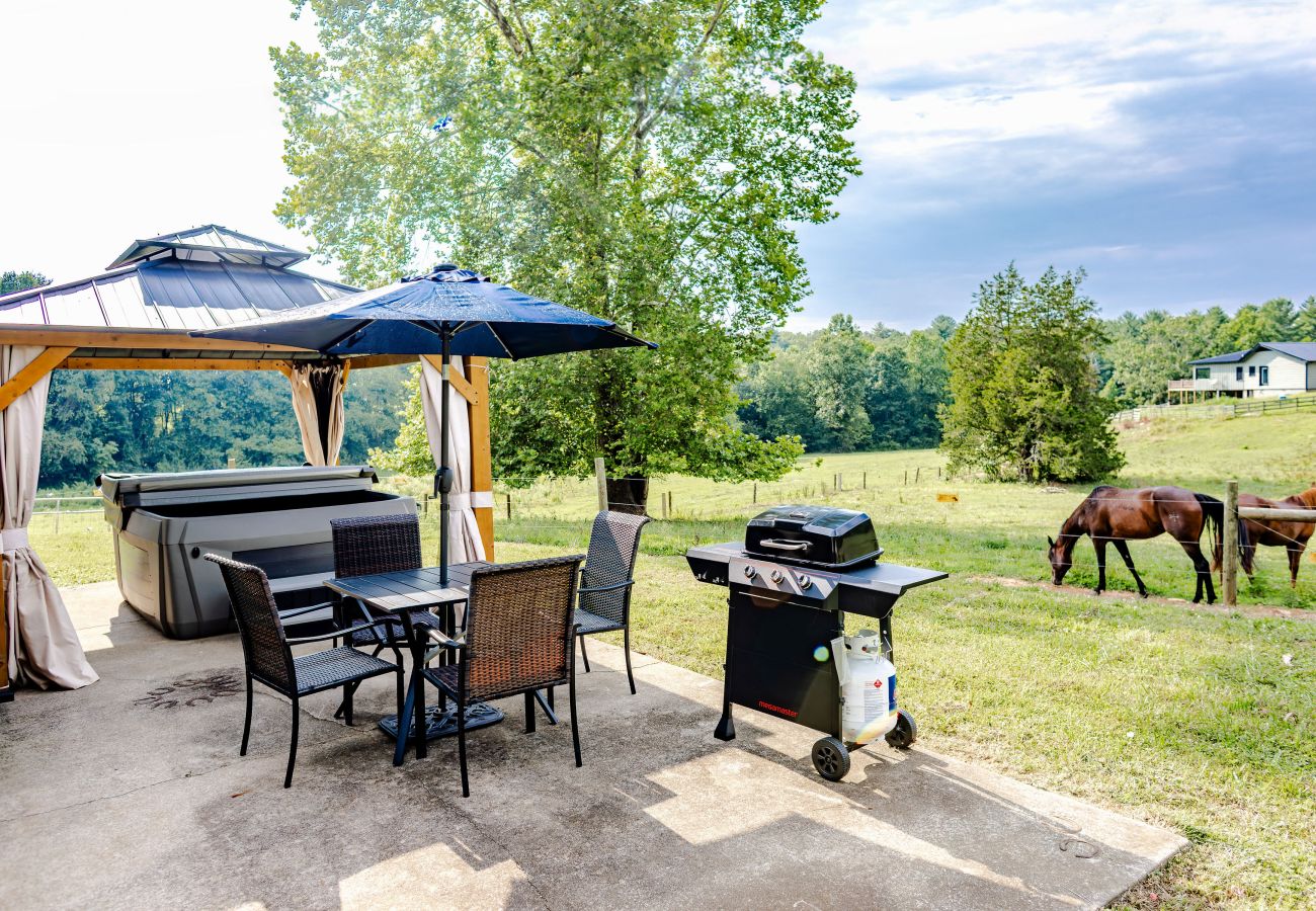 Cabin in Blue Ridge - Equestrian Escape Bungalow