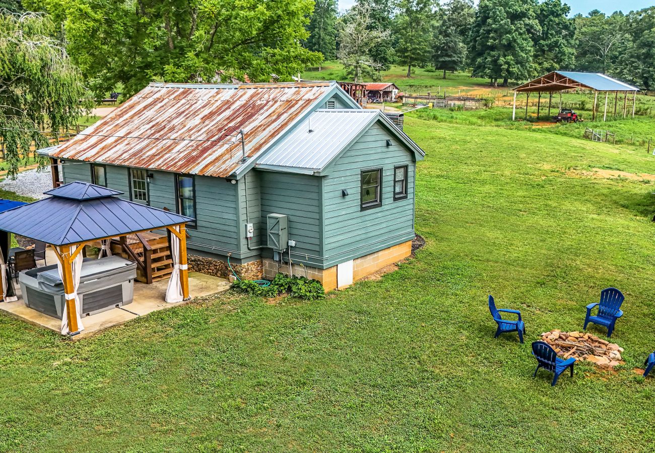 Cabin in Blue Ridge - Equestrian Escape Bungalow