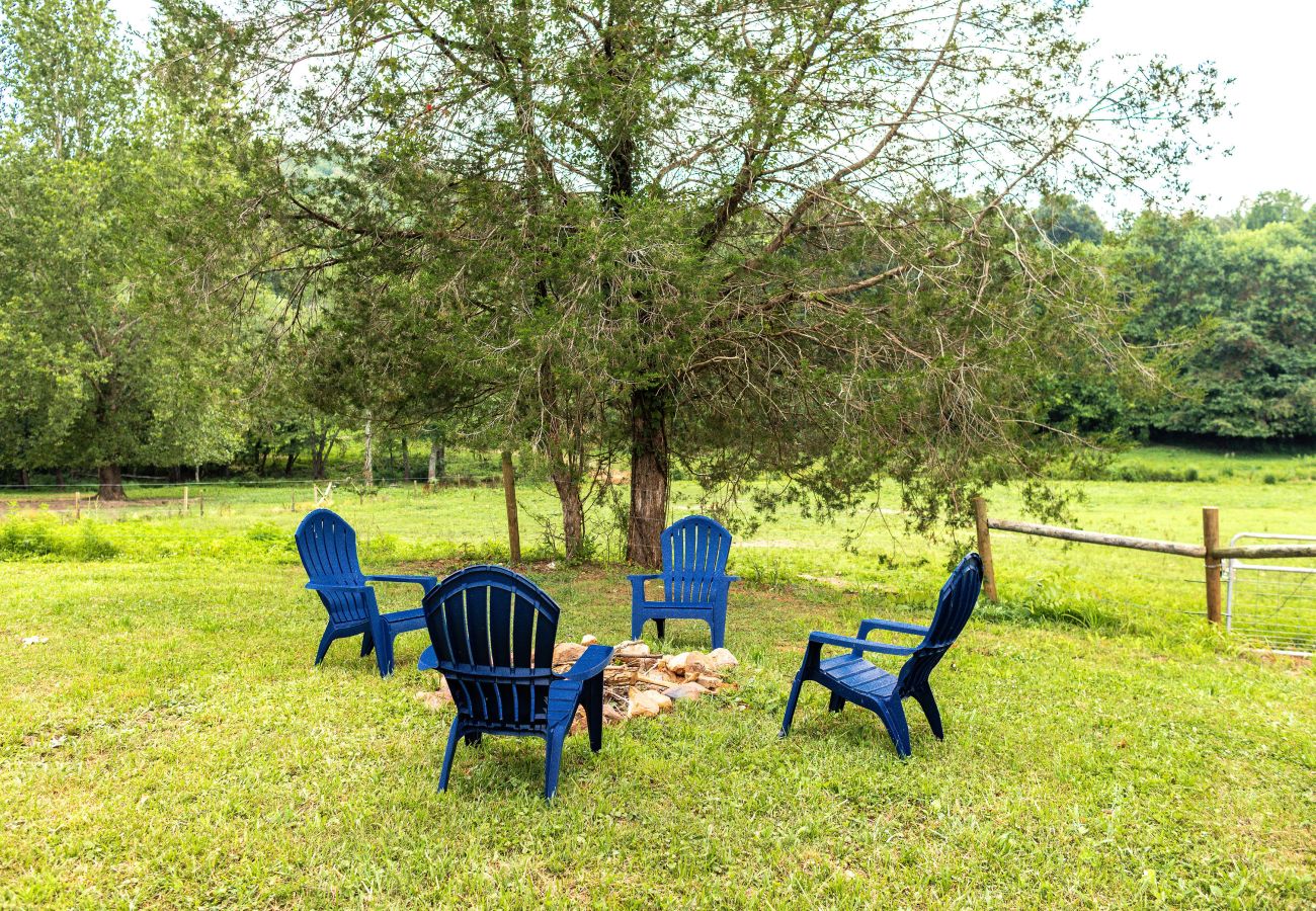 Cabin in Blue Ridge - Equestrian Escape Bungalow