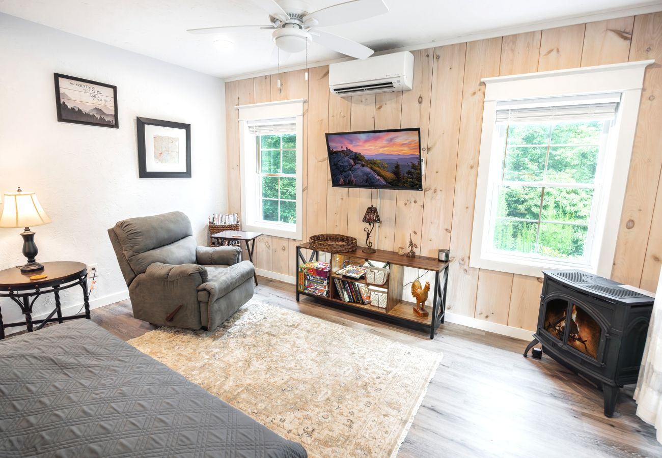 Cabin in Mineral Bluff - Knollwood Barndominium