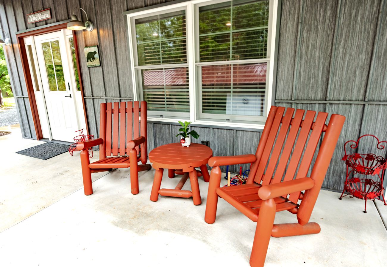 Cabin in Mineral Bluff - Knollwood Barndominium