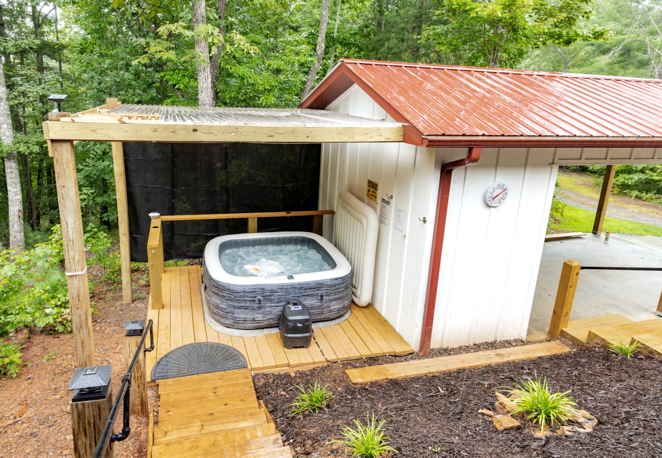 Cabin in Mineral Bluff - Knollwood Barndominium