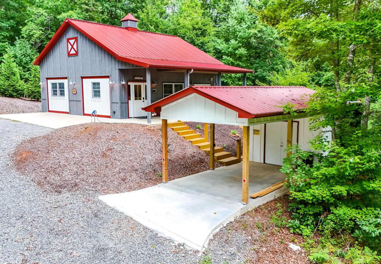 Cabin in Mineral Bluff - Knollwood Barndominium