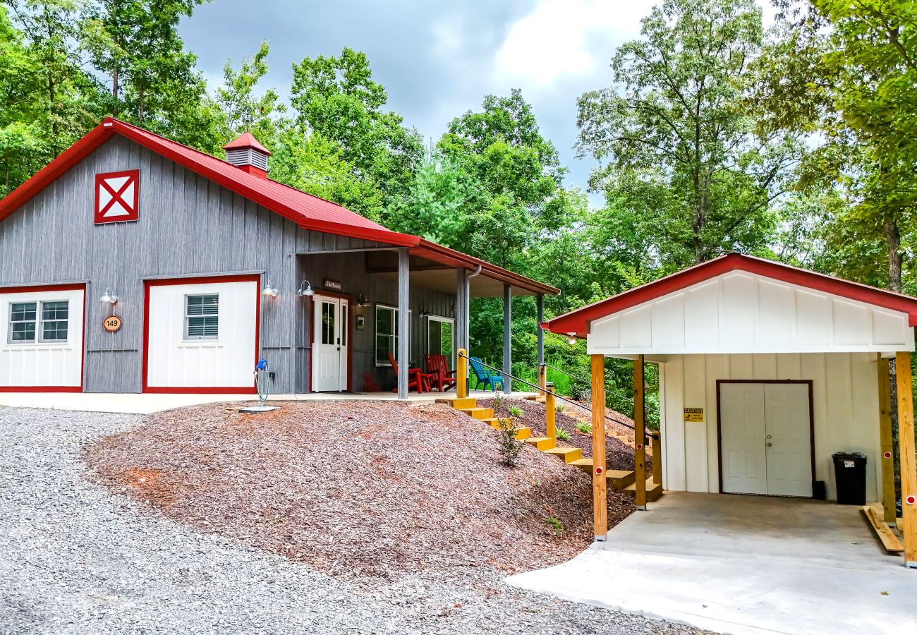 Cabin in Mineral Bluff - Knollwood Barndominium